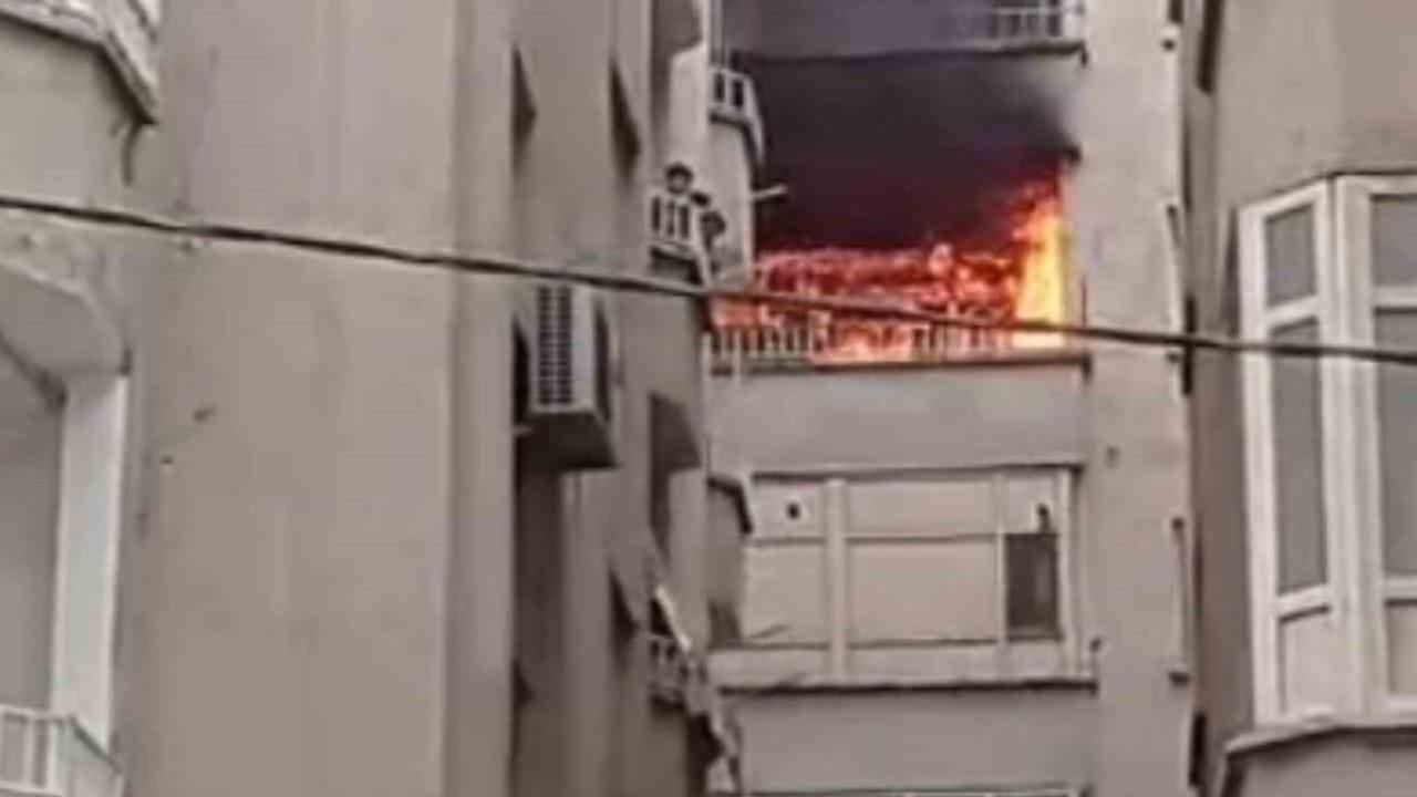 Şanlıurfa'da Korkutan Yangın: Birecik'te 5. Kattaki Daire Alev Alev