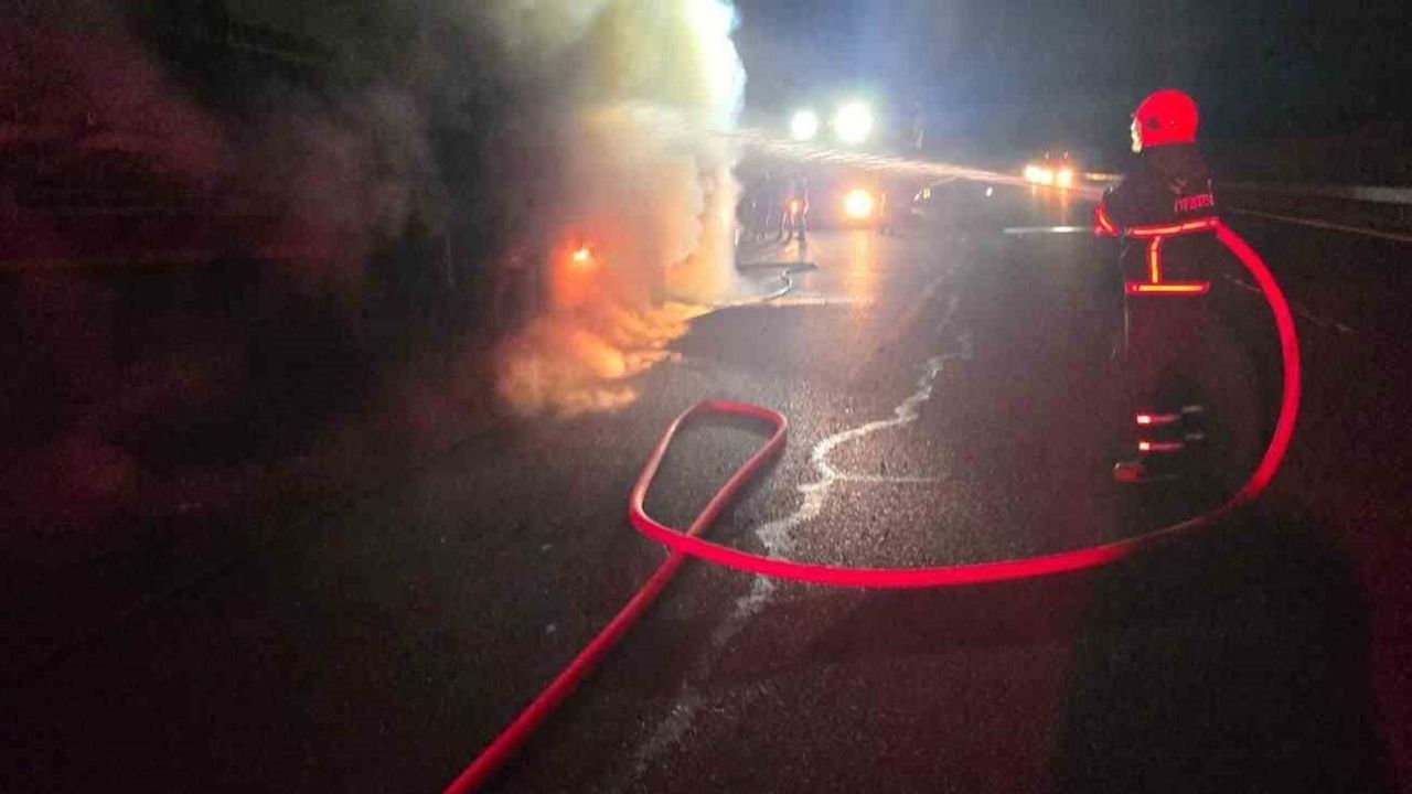 Şanlıurfa'da salça yüklü tır alev alev yandı — İtfaiye kontrol sağladı