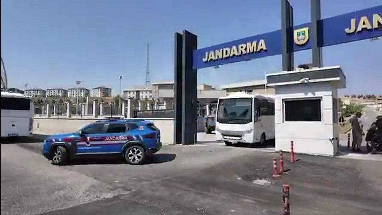 Şanlıurfa'da Silah Kaçakçılığı Operasyonu: 2 Gözaltı, Çok Sayıda Silah Ele Geçirildi