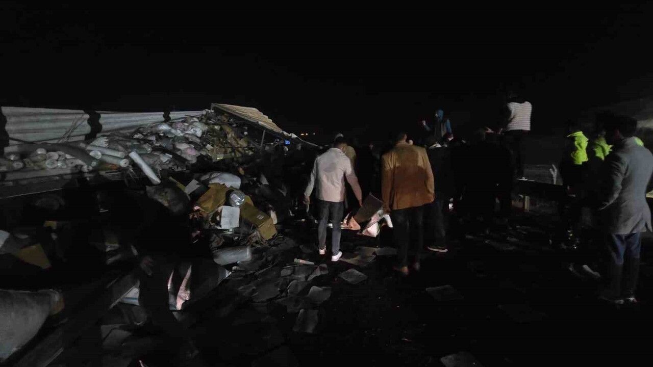 Şanlıurfa-Diyarbakır Karayolu'nda Tır Devrildi: Tekstil Yükü Yola Saçıldı