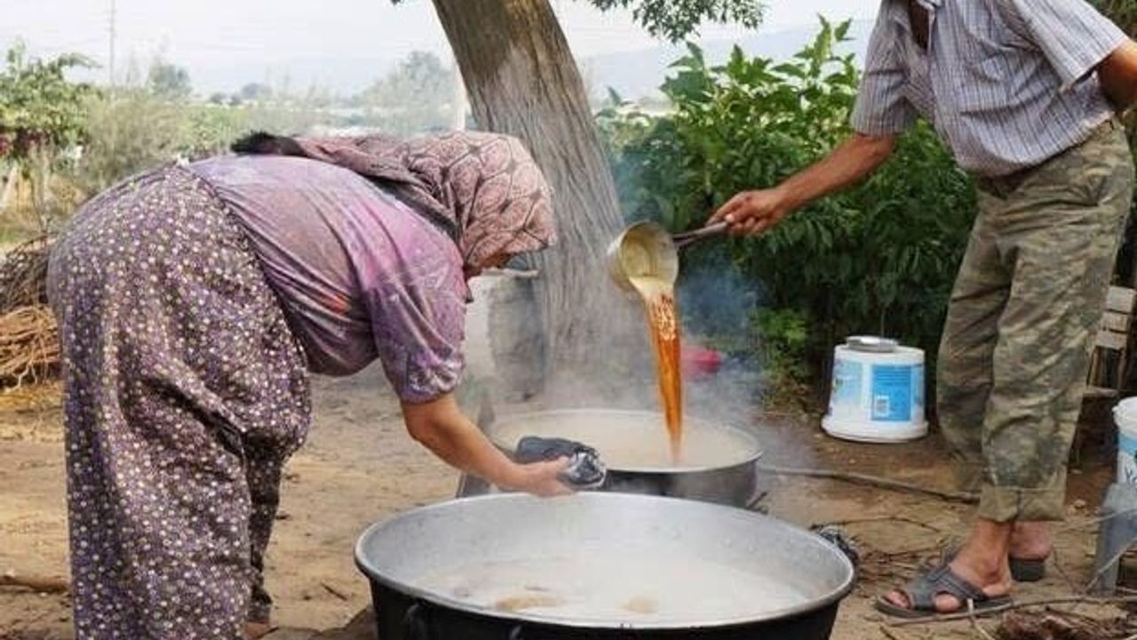 Sarıgöl'de 2025 Sultaniye Üzümlerinden Ev Yapımı Pekmez Hazırlığı