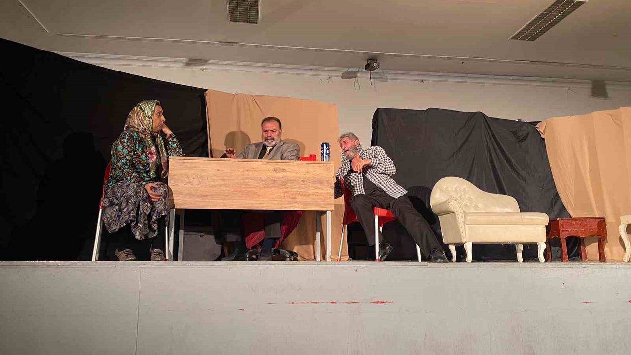 Sarıgöl'de Tiyatro Etkinliği: 'Daha Neler Bahaneler' Beğeni Topladı