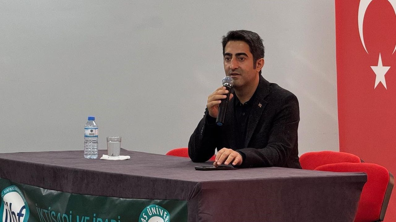 Sarıkamış Kaymakamı Enis Aslantatar, Öğrencilerle Kamu Yönetimi Deneyimlerini Paylaştı