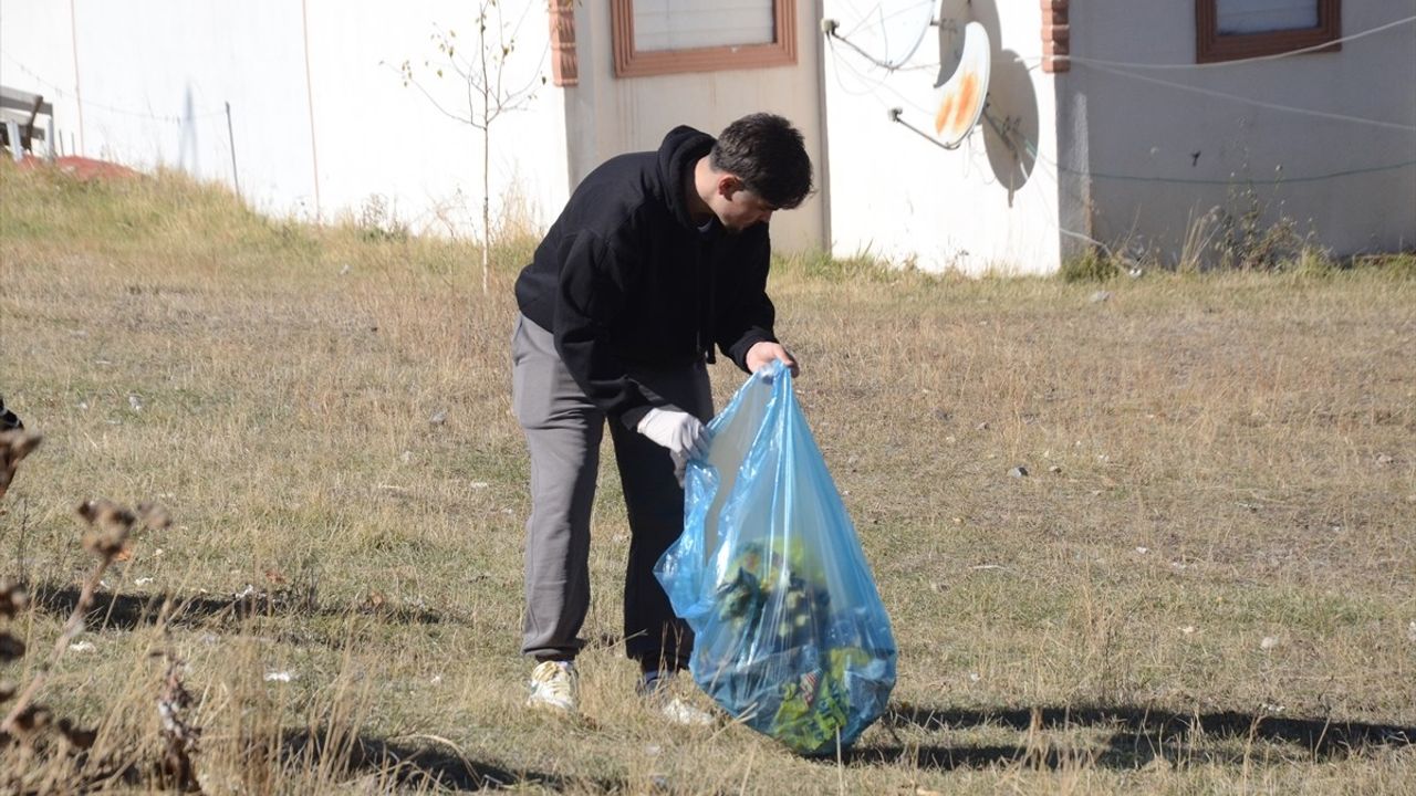 Sarıkamış'ta 'Temiz çevre sağlıklı nesil' Projesi: Öğrenciler 100 Poşet Çöp Topladı