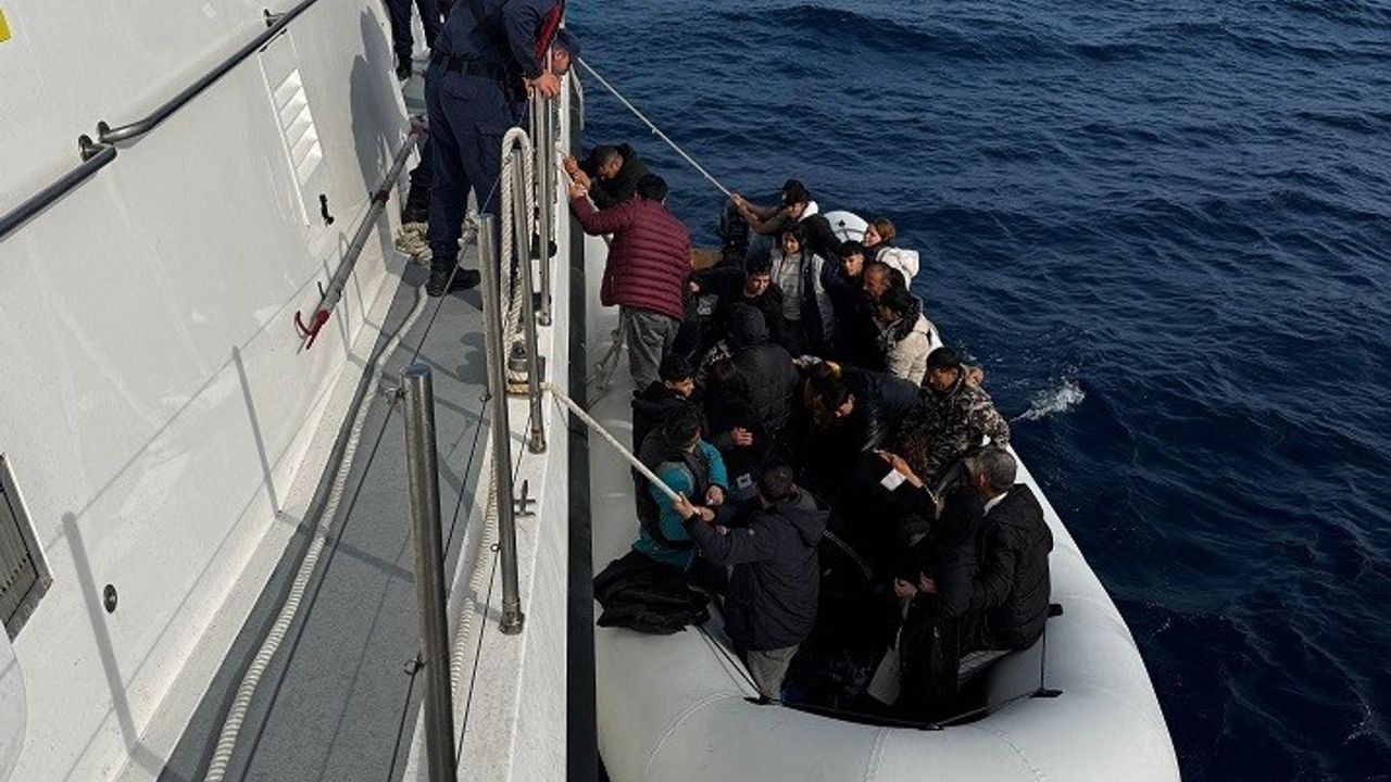 Seferihisar Açıklarında 64 Düzensiz Göçmen Kurtarıldı — 40'ı Çocuk