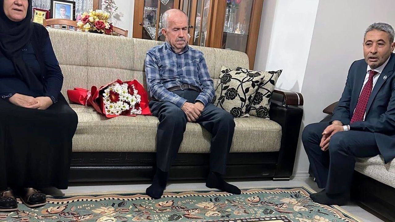 Şehit Binbaşı Serdar Uslu’nun Babasına Anlamlı Öğretmenler Günü Ziyareti