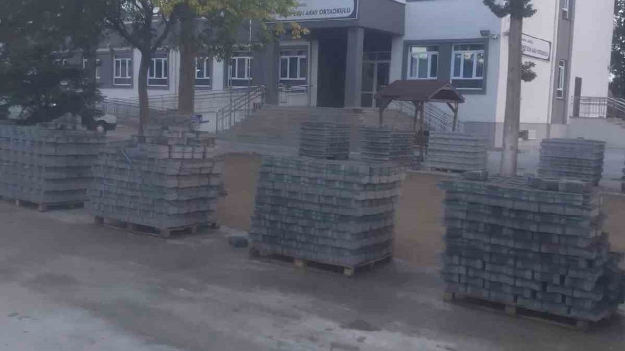 Şehit Esin Akay Ortaokulu'nda Parke Döşeme Çalışması Başladı