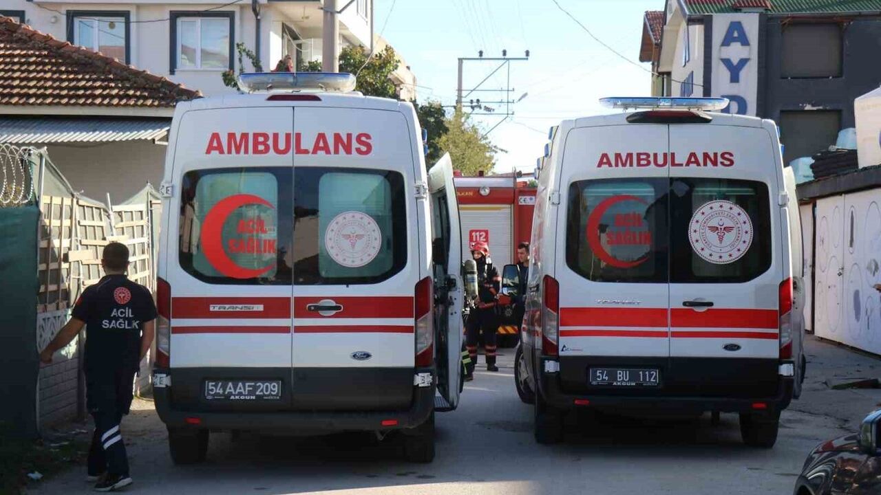 Serdivan'da priz yangını: Komşular engelli aileyi kurtardı