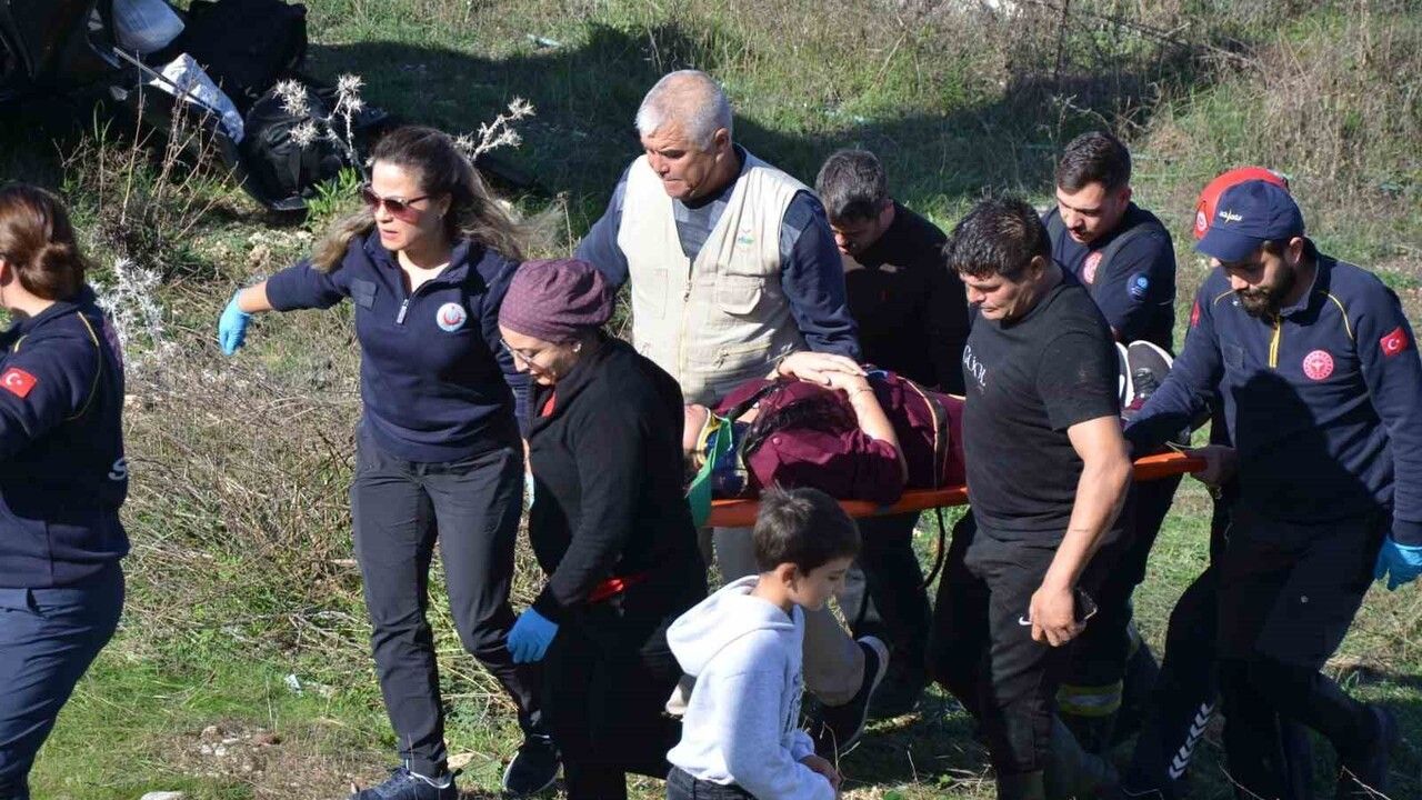 Serik'te otomobil şarampole yuvarlandı: Aynı aileden 3 yaralı