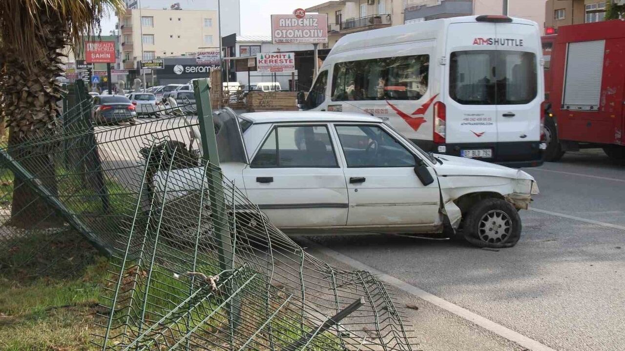 Serik’te Yoldan Çıkan Otomobil Demir Korkuluklara Çarptı