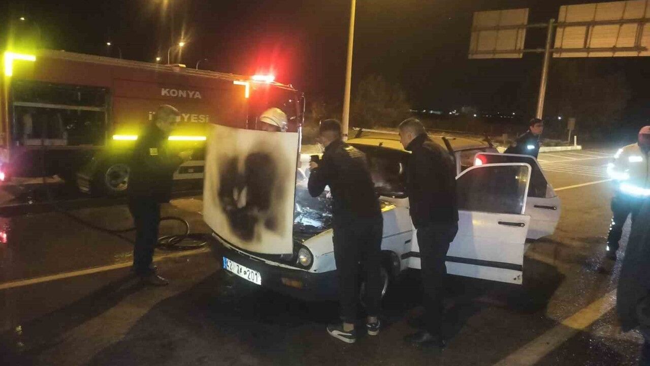 Seydişehir'de Kırmızı Işıkta Otomobil Yangını — İtfaiye Müdahale Etti