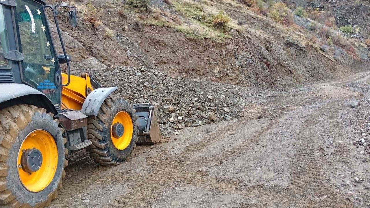 Siirt Pervari Keskin Köyü'nde Heyelan: Yol Ulaşıma Açıldı