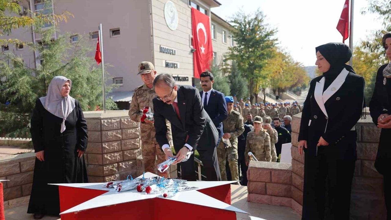 Siirt'te 10 Kasım 2012'de Helikopter Kazasında Şehit Olan 17 Mehmetçik Dualarla Anıldı