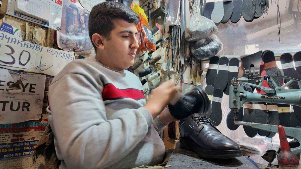 Siirt'te 16 Yaşındaki Muhammed Nuri Soysal, Dedesinin 3 Buçuk Metrekarelik Ayakkabı Tamirciliğini Sürdürüyor