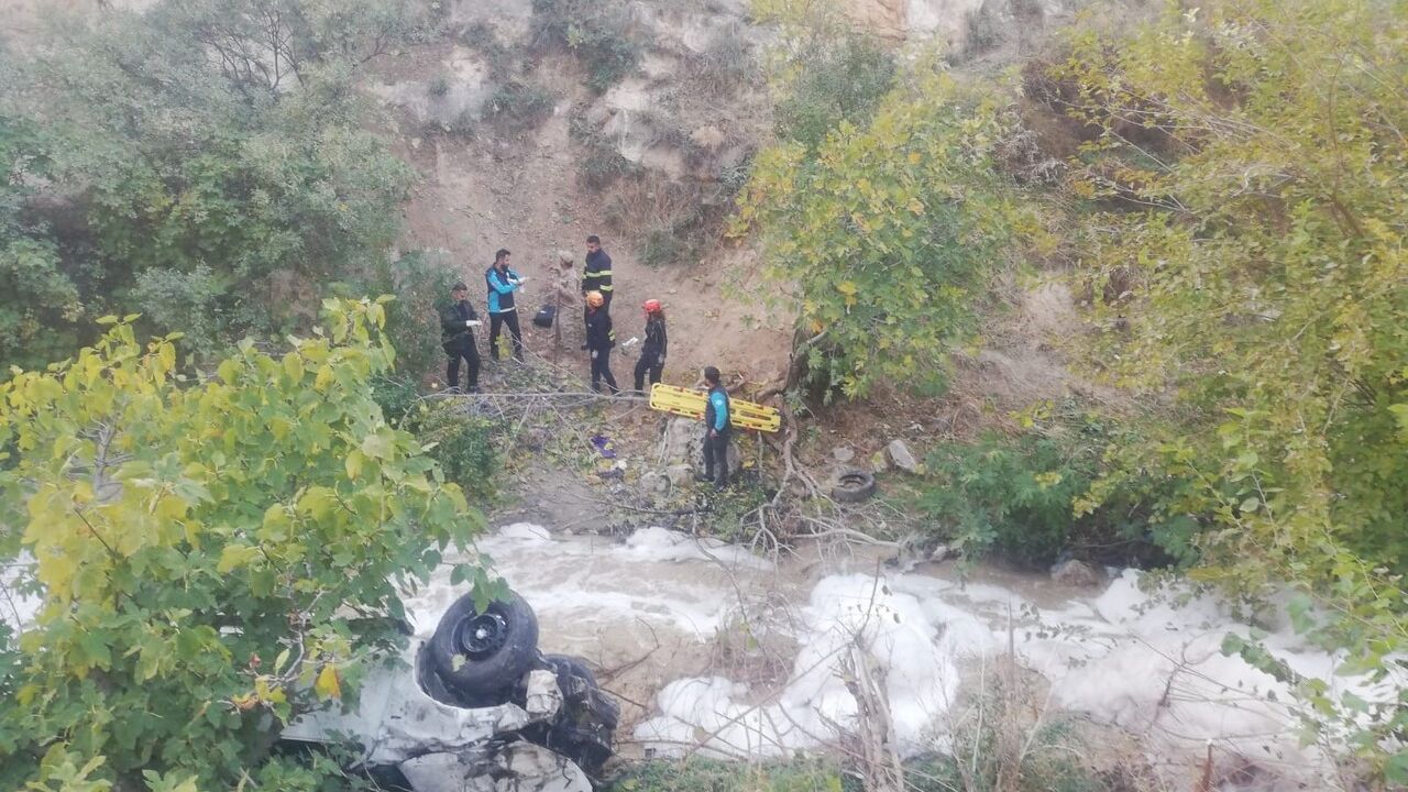 Siirt'te Araç Uçuruma Yuvarlandı: 1 Ölü, 1 Yaralı