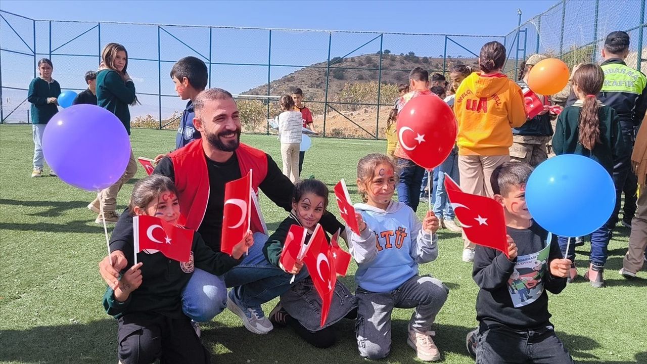 Siirt'te Nur Helin Adar önderliğinde 120 Genç Kızılay Gönüllüsü Köylere İyilik Taşıyor