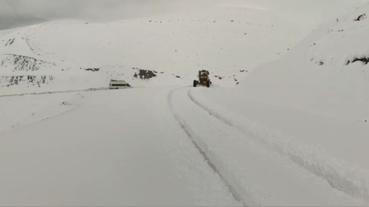 Siirt’te Pervari’de Kar Ulaşıma Engel Oldu: Araçlar Kurtarıldı