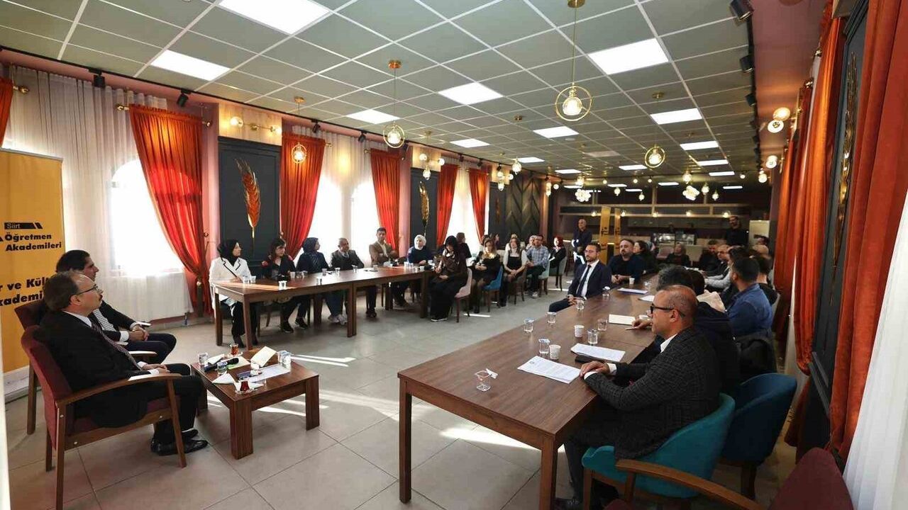Siirt'te 'Şehir ve Kültür Akademisi'ne Vali Kemal Kızılkaya Katıldı