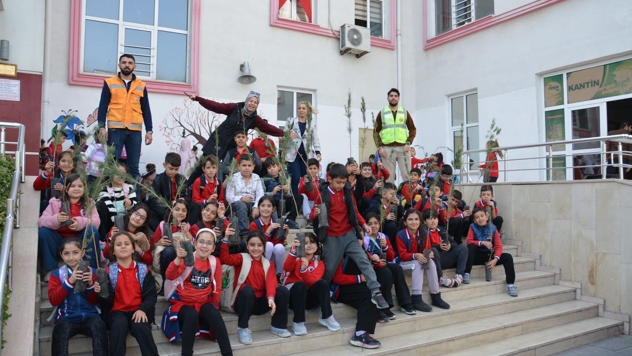 Siirt'te 'Yeşil Vatan' Etkinliğinde İlkokul Öğrencilerine Fidan Dağıtıldı