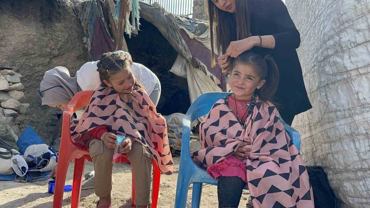 Silopi'de Koçer Kız Çocuklarına Sürpriz Doğum Günü ve Kuaför Hizmeti