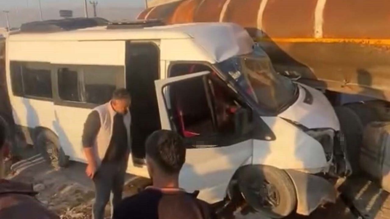 Silopi'de okul servisi ile tanker çarpıştı: 13'ü öğrenci, 14 yaralı