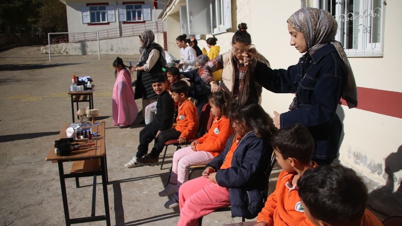 Silvan'da Çocuklara Saç Bakımı ve Destek Etkinliği