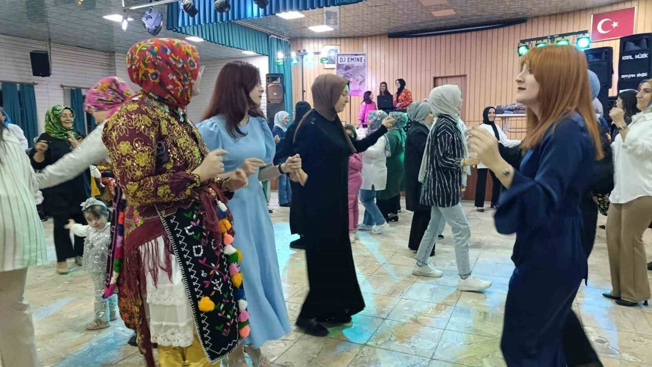 Simav'da 'Üç Etek (Yırıklı) Gecesi' Coşkuyla Geçti