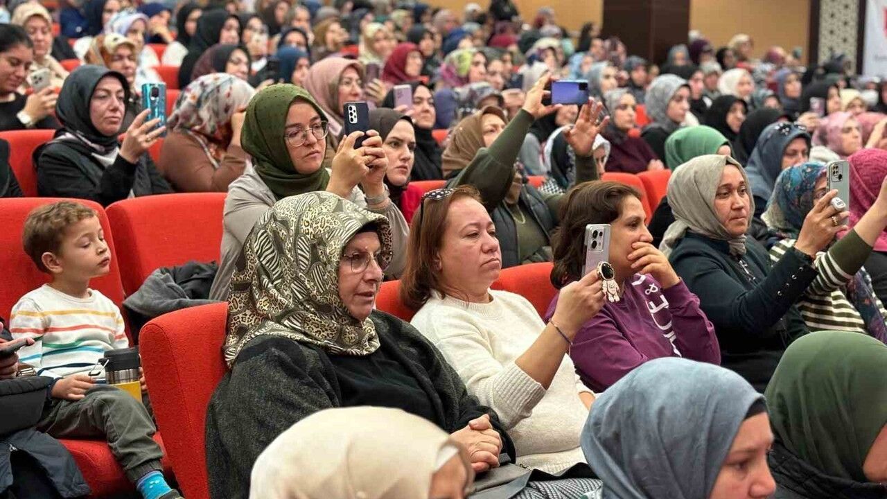 Sincan Belediyesi'nden 'Kadın Kadına Aile Sohbetleri' — Sevinç Bakırcı sosyal medya ve milli değerleri anlattı