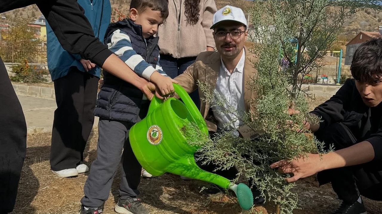 Sincik'te Milli Ağaçlandırma Günü: 'Yeşil Vatan Sevdamız' Temasıyla 90 Fidan