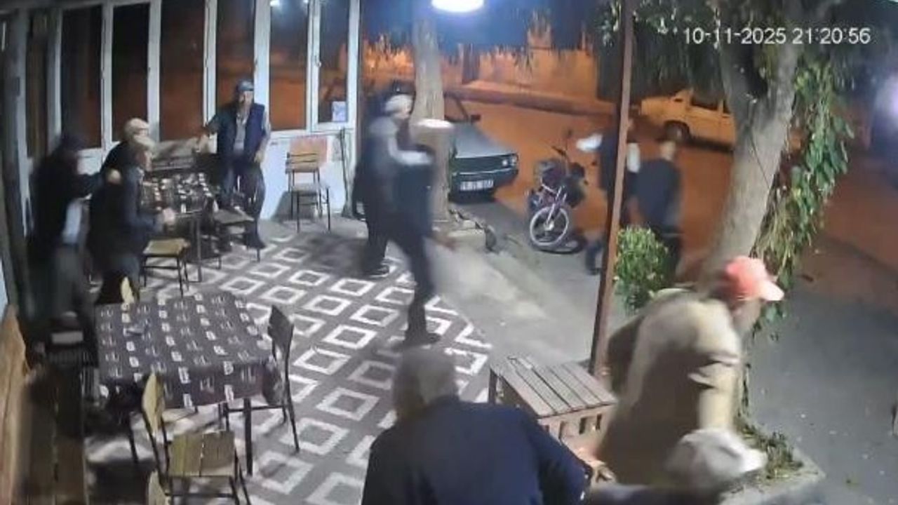 Sındırgı'da 4.9 Deprem: Kahvehanedeki Panik Anı Kamerada
