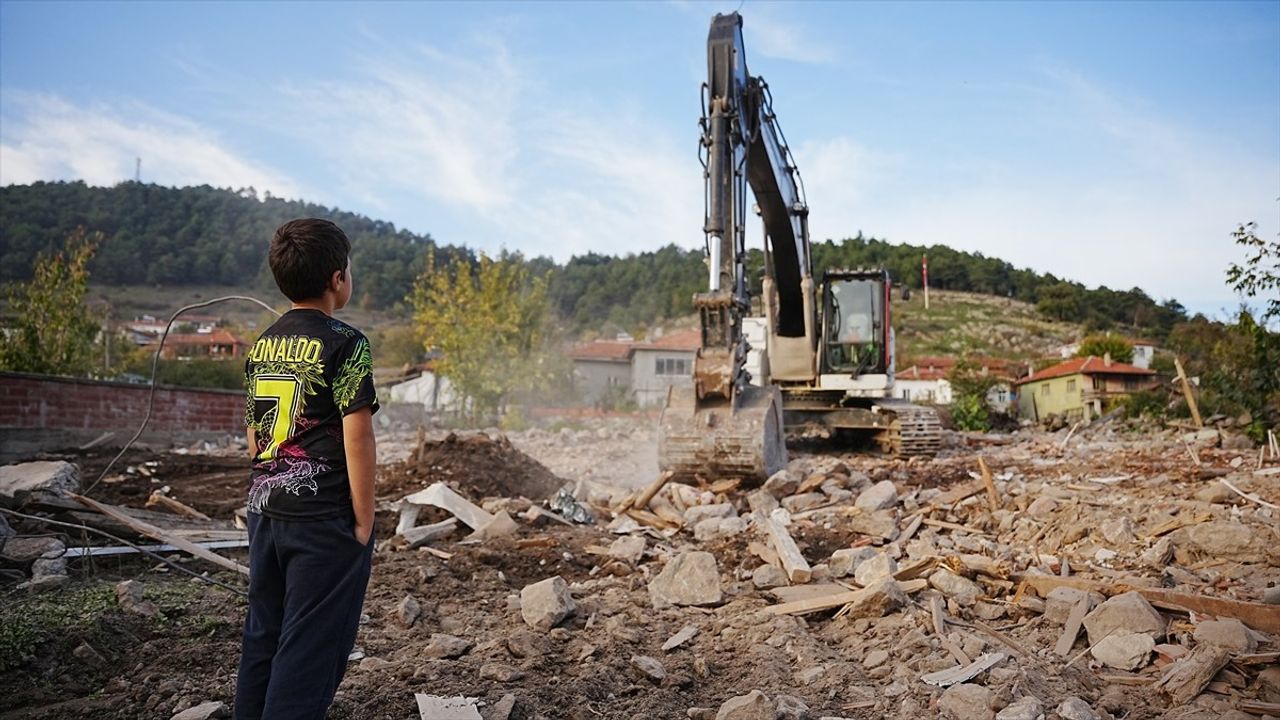 Sındırgı'da Ağır Hasarlı Binaların Kontrollü Yıkımı Sürüyor