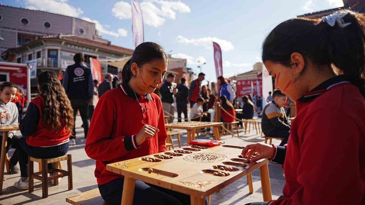 Sındırgı'da Deprem Sonrası Çocuklara Moral: Geleneksel Oyunlar Tırı
