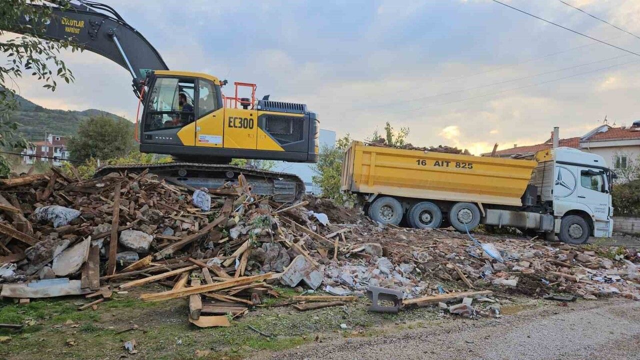 Sındırgı'da Deprem Sonrası Tomruk Geçici Yaşam Merkezi'ne Yerleştirmeler Başladı