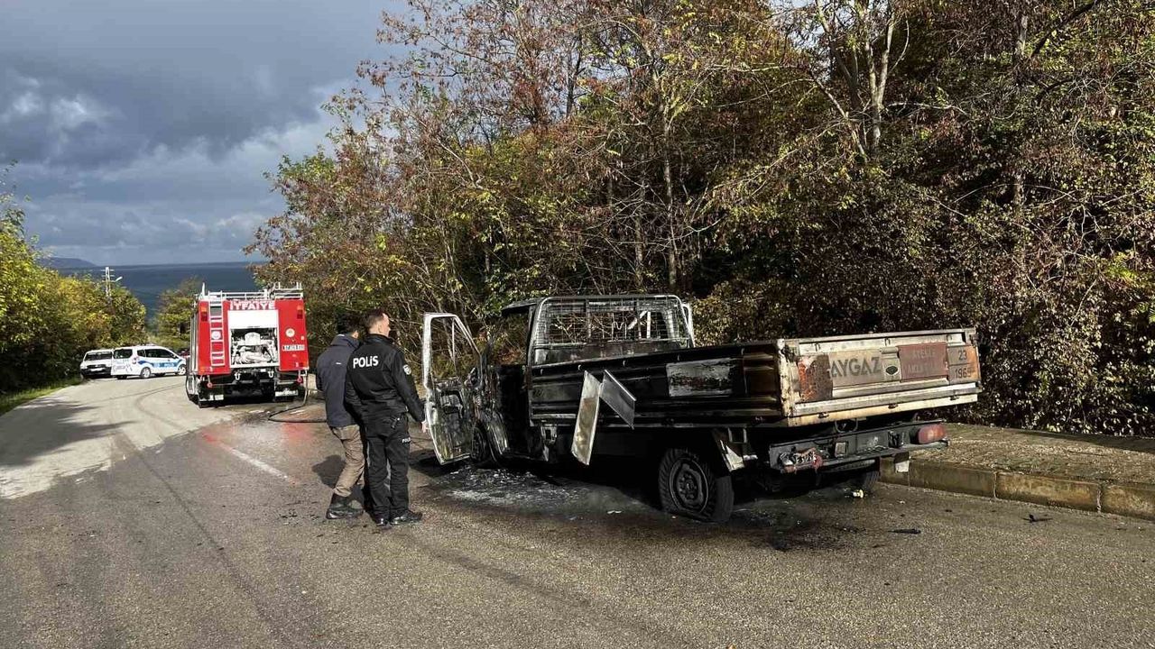 Sinop Gerze'de Kamyonet Elektrik Arızasıyla Yandı