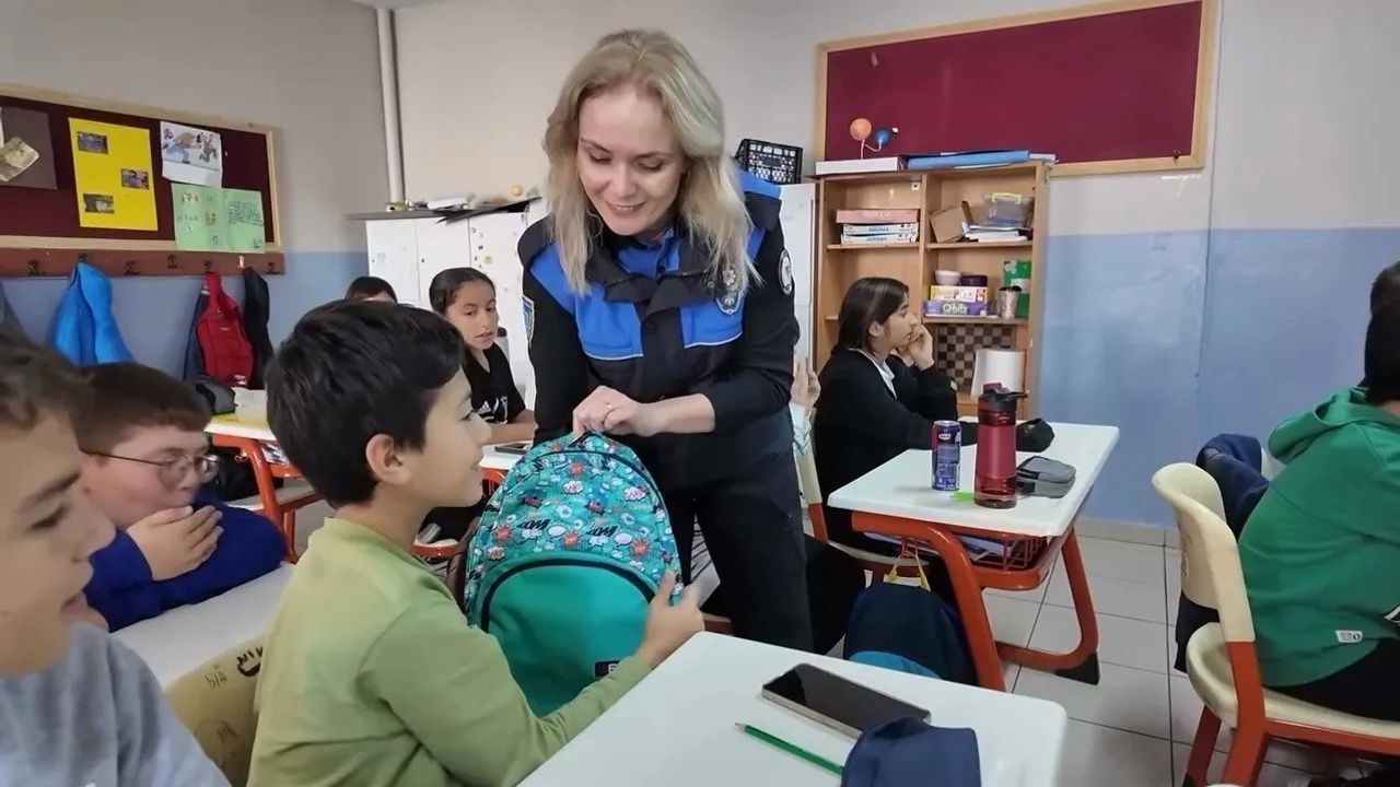 Sinop Polisi'nden Öğrencilere Eğitim Seti Desteği — 'Mutlu Şehirde Polis Çocuk El Ele'