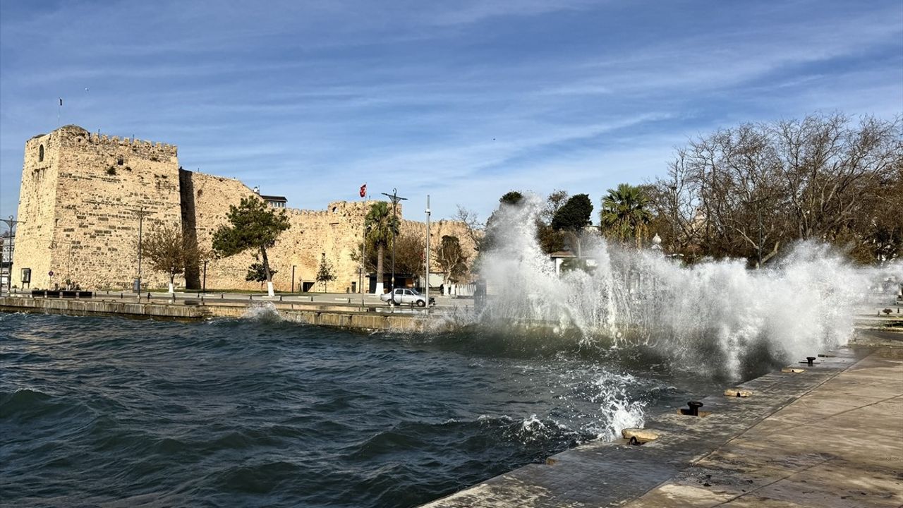 Sinop'ta fırtına sahilde yüksek dalgalar oluşturdu — Limanlar doldu, gemiler demirledi