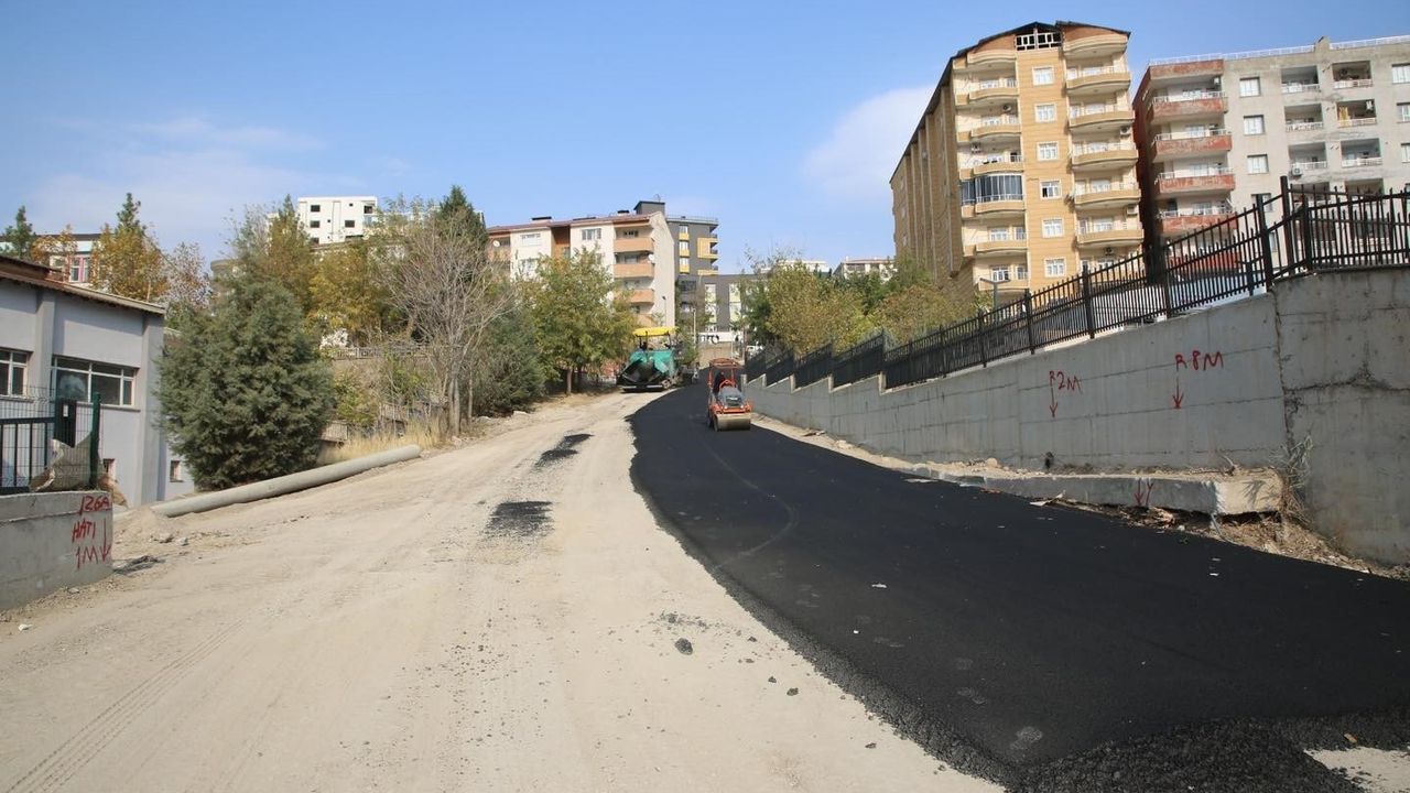 Şırnak Belediyesi'nden Hastaneler Arası Yeni İmar Yolu — Asfalt Serimi Başladı