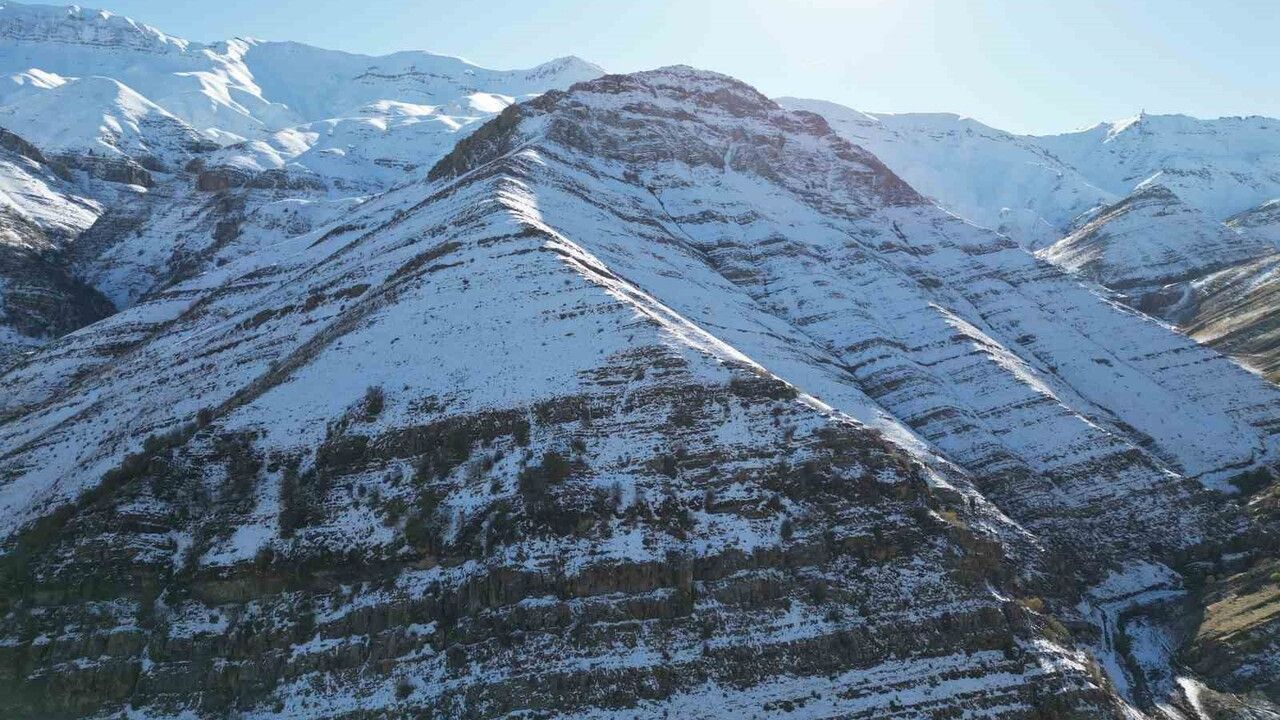 Şırnak'ta 3 Bin Rakımlı Dağlarda Kartpostallık Kar