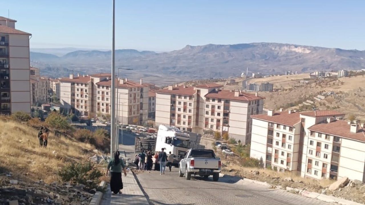 Şırnak’ta briket yüklü tır devrildi — 1 yaralı