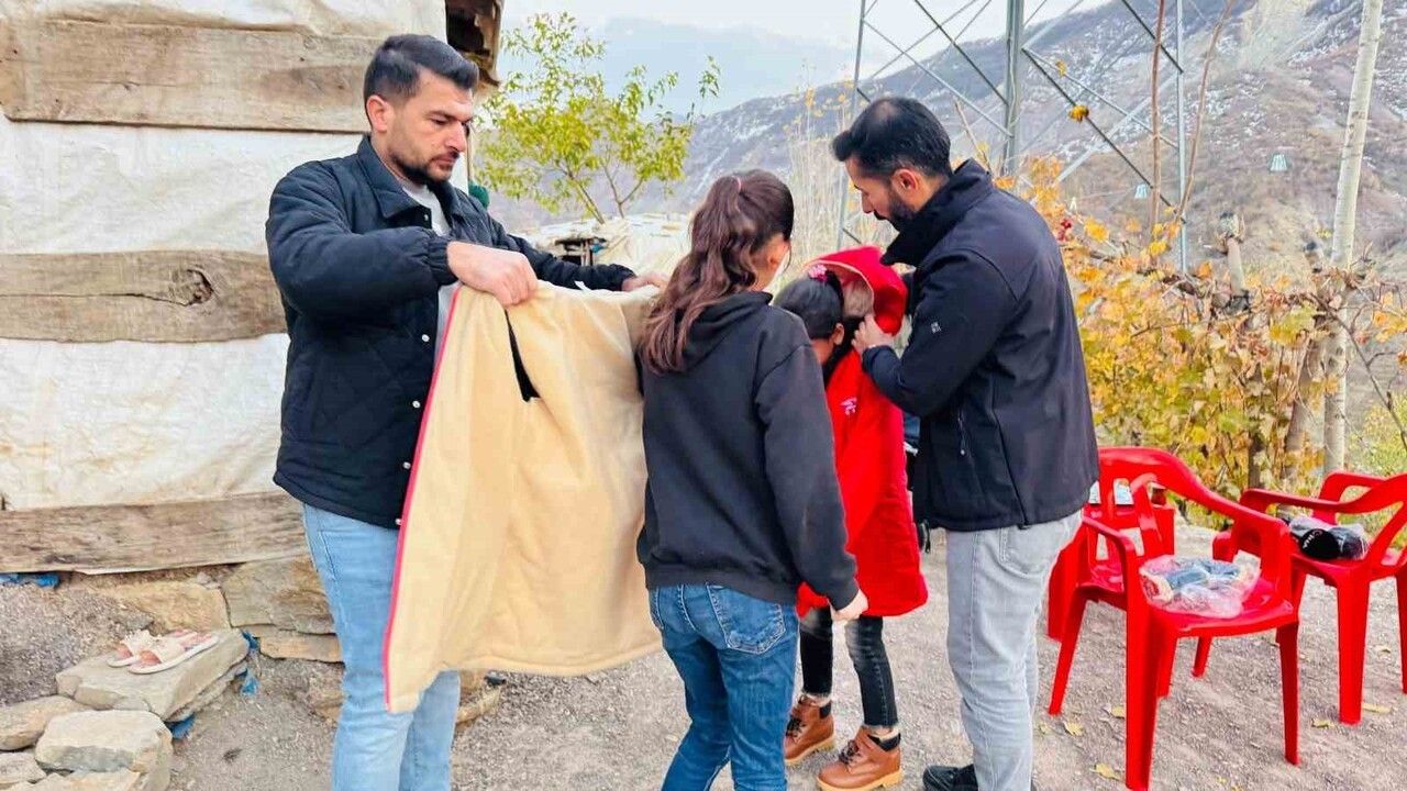 Şırnak'ta Gönüllere Dokunan Hareket: Polis Mustafa Şahin 300 Çocuğa Bot ve Mont, Engelliye Akülü Sandalye