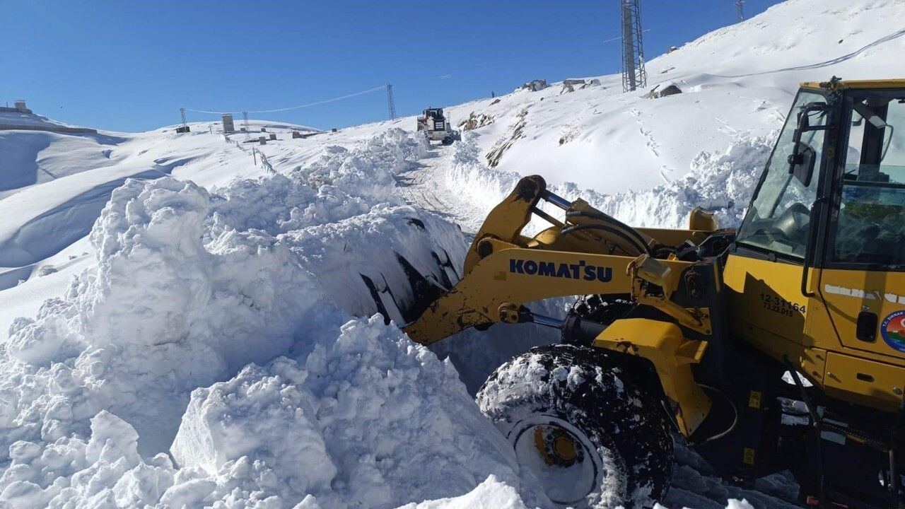 Şırnak’ta Kar Kalınlığı 1 Metreyi Aştı: Köy Yolları Açılıyor