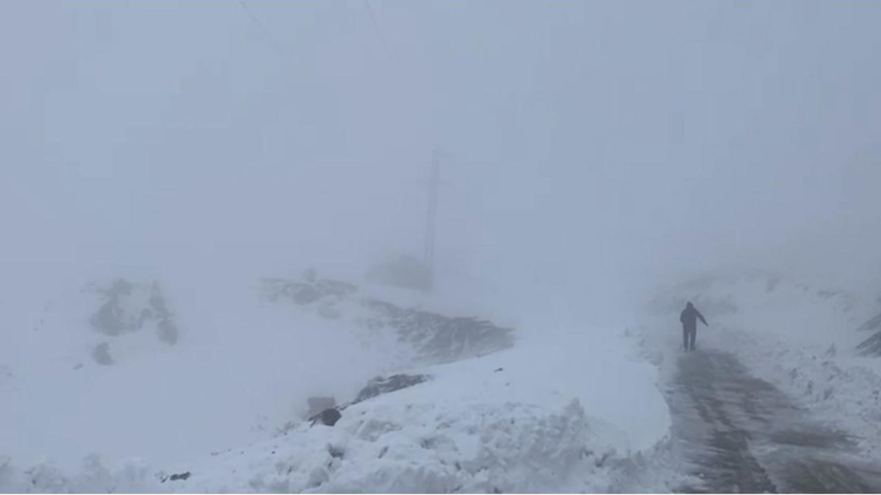 Şırnak'ta Kar Kalınlığı 20 Santimetreyi Aştı — Köy Yolları Kapandı