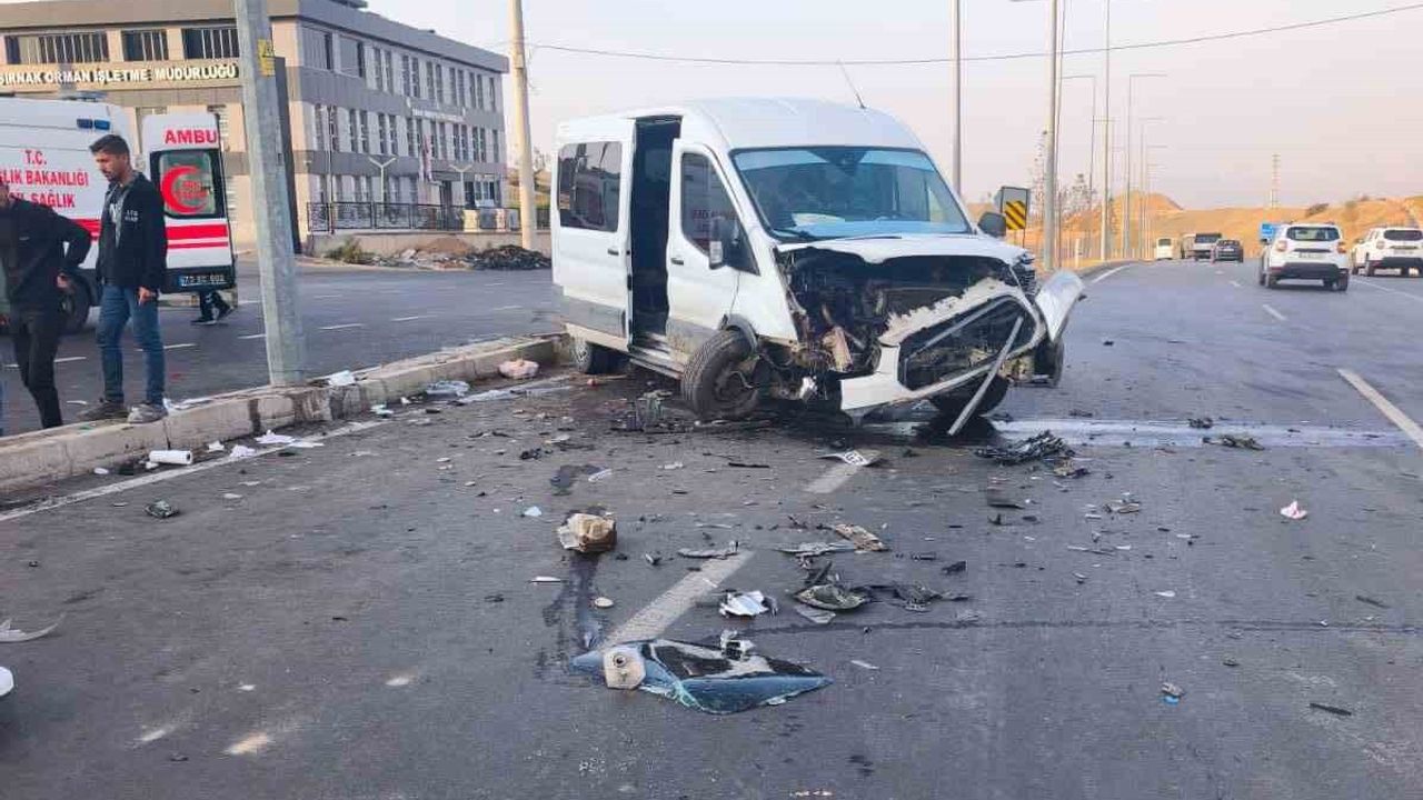 Şırnak'ta Minibüs ile Hafif Ticari Araç Çarpıştı: 19 Yaralı, 13'ü Çocuk