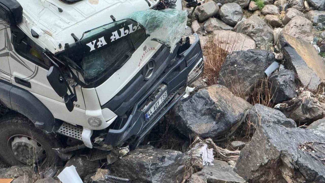 Şırnak'ta Su Tankeri Uçuruma Yuvarlandı: 1 Yaralı