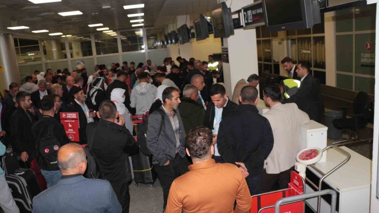 Şırnak'tan Aktarmasız Umre Uçuşları: 220 Yolcu Medine'ye Uğurlandı