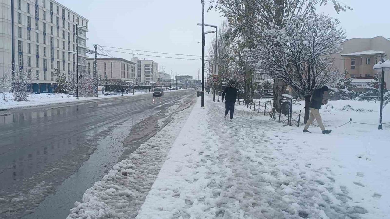 Sivas Beyaz Gelinliğini Giydi: Kartpostallık Kar Görüntüleri