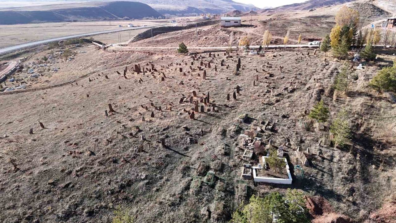 Sivas'ta 400 Yıllık Mezar Taşları Orhun Kitabelerini Andırıyor