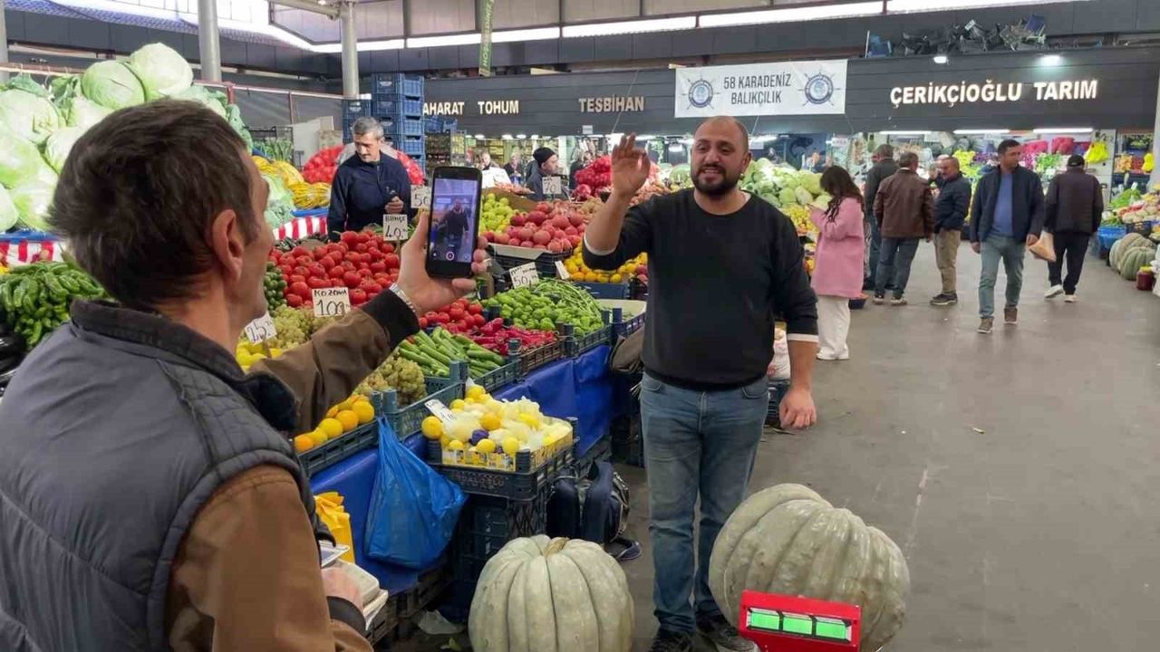 Sivas'ta 60 Kiloluk Dev Bal Kabağı El Arabasıyla Tezgaha Getirildi