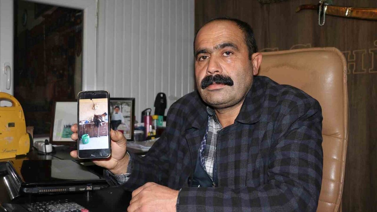 Sivas'ta Esnaf Montuna Sarılarak Yaralı Kartalı Kurtardı