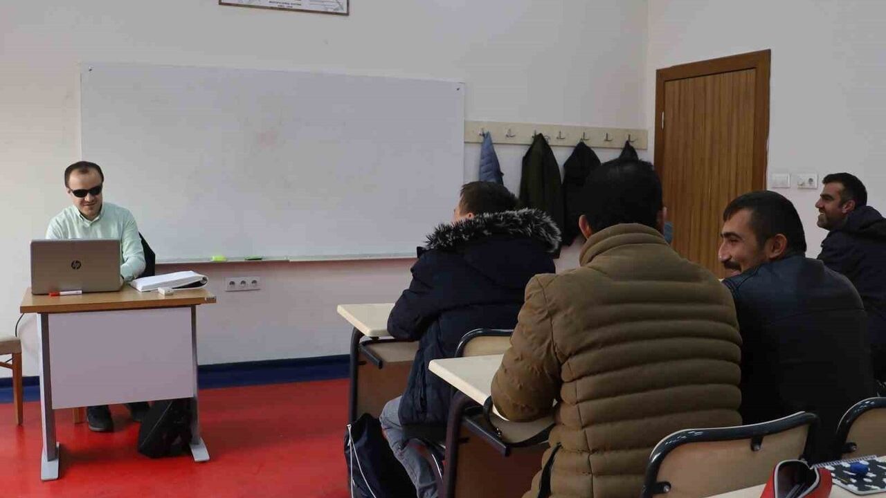 Sivas'ta Görme Engelli Öğretmenler: Göz Teması Olmasa da Gönül Bağıyla Eğitiyorlar